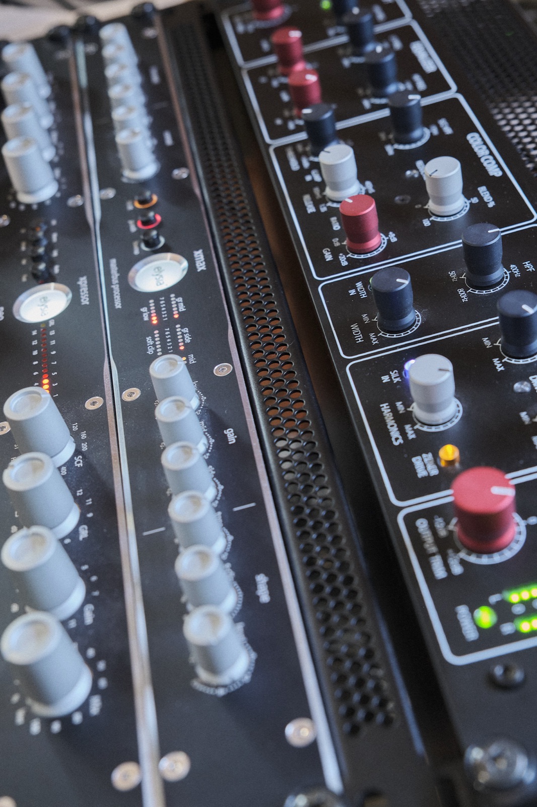 Close-up of mastering rack knobs